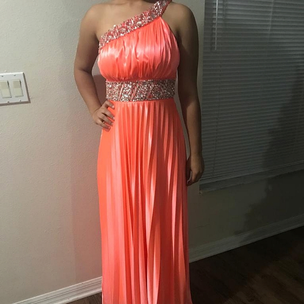 Formal dress - Picture 1 of 9
